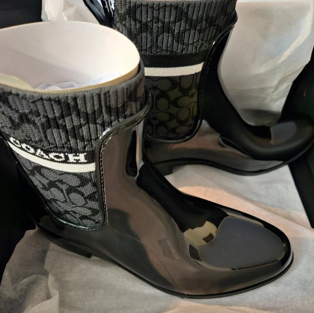 Coach rainboots run small - Picture 2 of 7